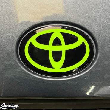 GLOSS BLACK BACKGROUND WITH FLUORESCENT YELLOW LOGO OVERLAY